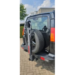 SPARERIDE OP HET RESERVEWIEL GEMONTEERDE FIETSENDRAGER T,B,V, DISCOVERY II